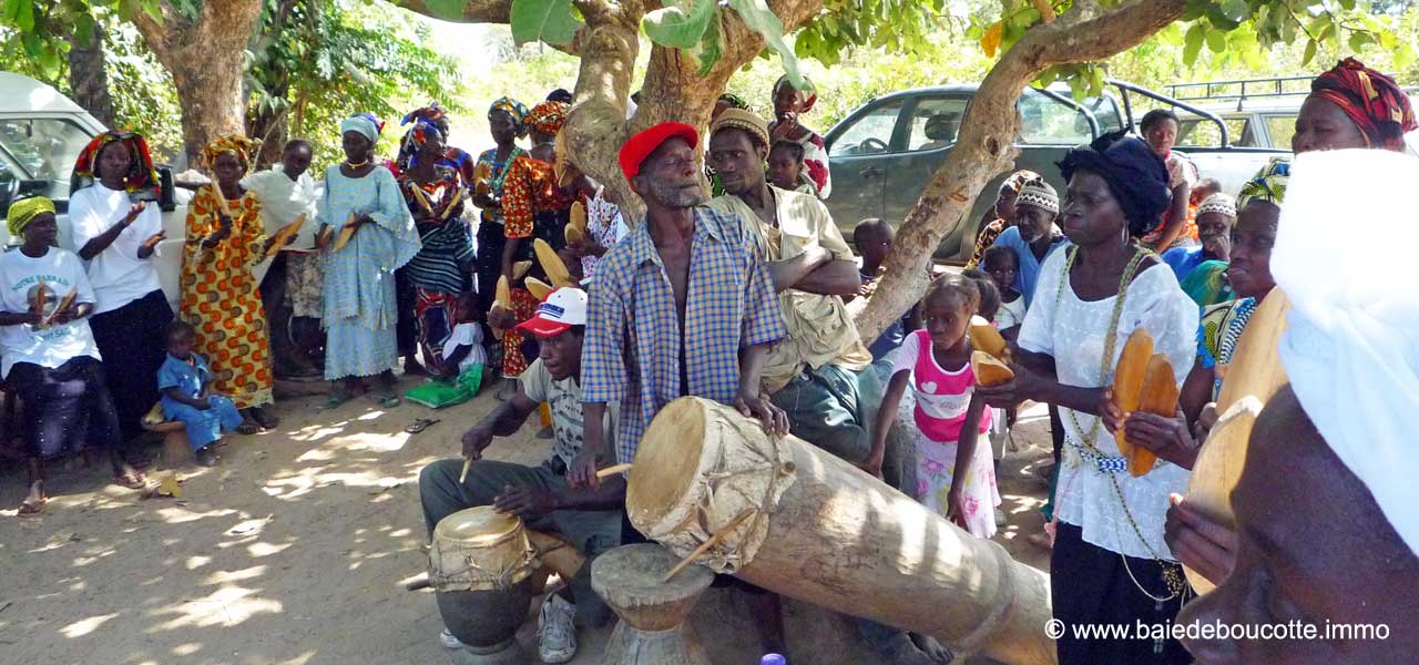 à chaque fête des groupes de musique traditionnelle anime la journée pour la plus grande joie des habitants et des touristes