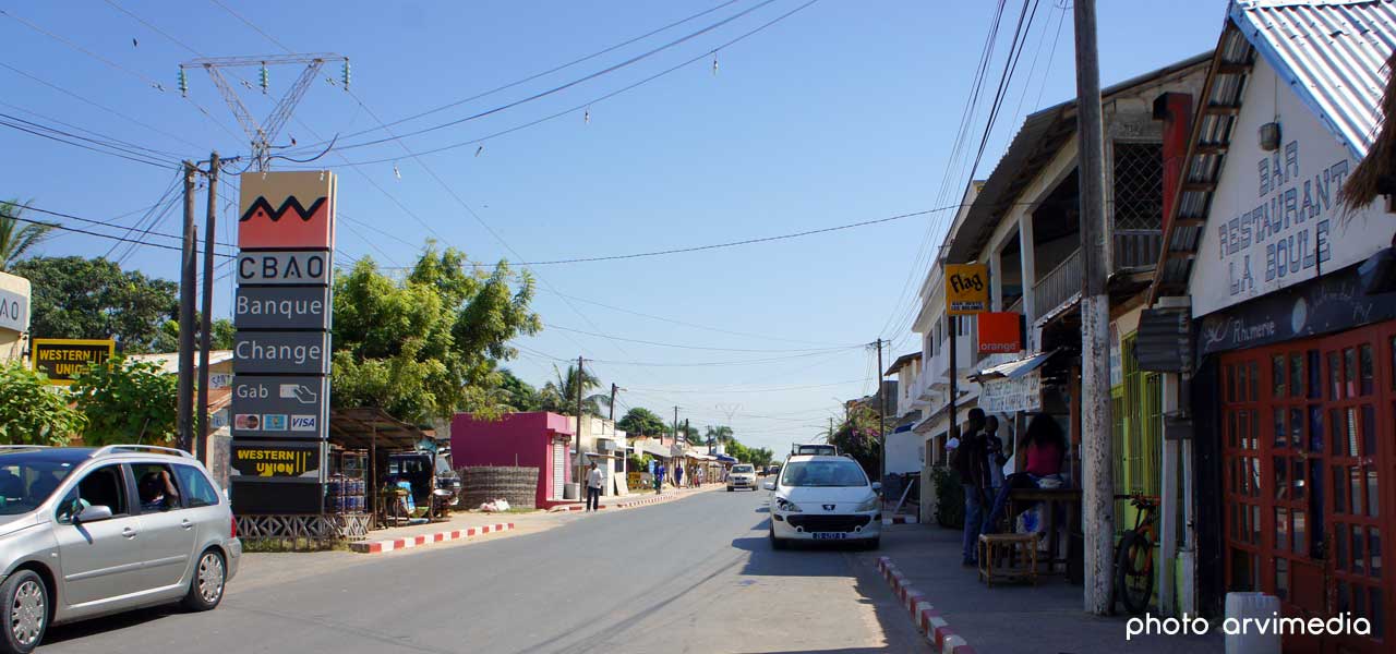 rue principale du village de cap skirring, commerces restaurants hotels, station balnéaire du Sénégal arvimedia